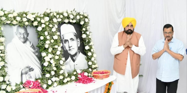 मुख्यमंत्री और दिल्ली के मुख्यमंत्री ने महात्मा गांधी और लाल बहादुर शास्त्री को उनके जन्म दिवस के अवसर पर श्रद्धा-सुमन भेंट किये