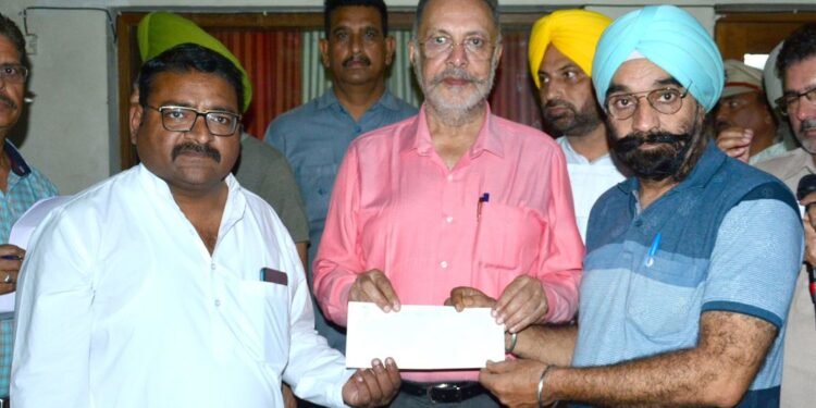 मल्टीपरपज जिम और संस्थान में कंप्यूटर प्रिंटर के लिए अनुदान