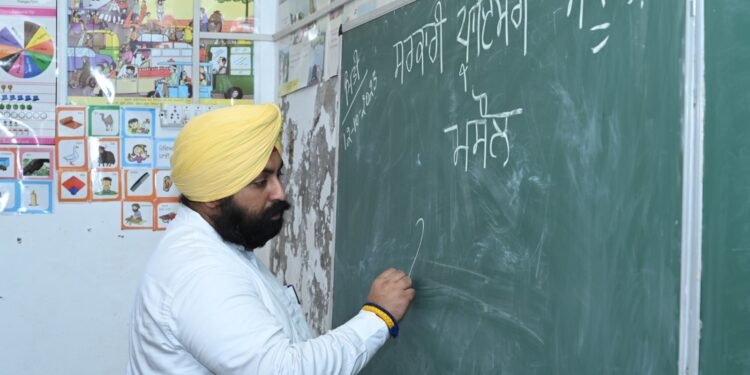 केवल स्मार्ट स्कूल का फट्टा लगाने से ही स्कूल स्मार्ट नहीं बन जाते: स्कूल शिक्षा मंत्री  