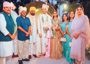 केजरीवाल और भगवंत मान के साथ राघव और परनीति की तस्वीरें वायरल हैं