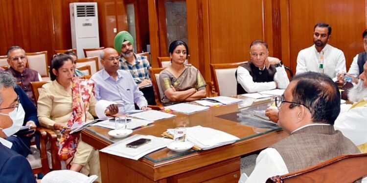 ‘तीन माह में करें शिकायत का निपटारा’