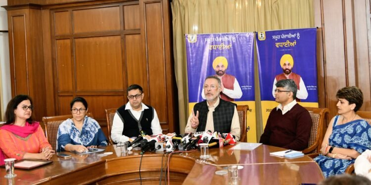 आम आदमी क्लीनिकों को अंतरराष्ट्रीय मान्यता मिलीः पंजाब के स्वास्थ्य मंत्री द्वारा केंद्र सरकार को आयुष्मान फंड के 621 करोड़ रुपए जारी करने की अपील