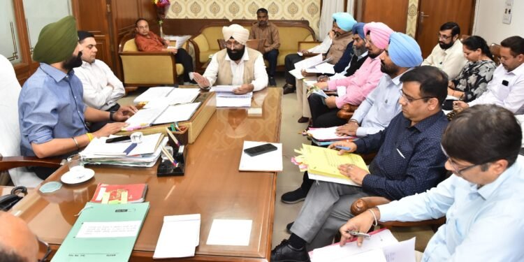 लालजीत सिंह भुल्लर द्वारा पंचायती ज़मीनों से कब्ज़े छुड़वाने की मुहिम तेज़ करने हेतु सख़्त हिदायतें