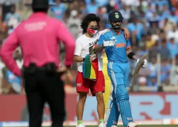 मैदान में घुस गया दर्शक ने फ‍िल‍िस्‍तीन का झंडा हाथ में ल‍िया हुआ था.