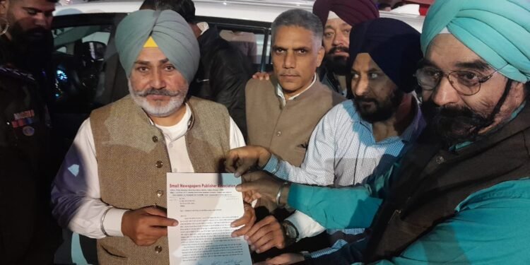 इंडियन स्माल न्यूजपेपर पब्लीशर एसोसिऐशन ने एंव लोक संपर्क मंत्री को दिया मांग पत्र