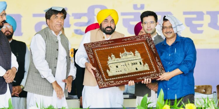 भगवंत मान और अरविन्द केजरीवाल की ‘विकास क्रांति’ रैली को लोगों द्वारा भरपूर समर्थन