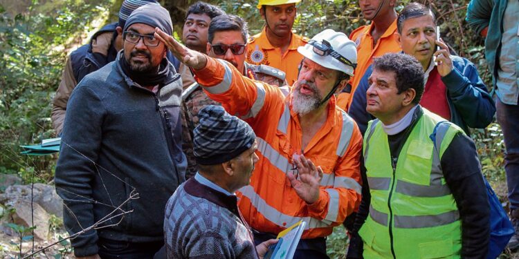 अंतर्राष्ट्रीय विशेषज्ञ भी बचाव अभियान में जुटे