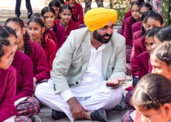 मुख्यमंत्री द्वारा रूपनगर जि़ले के सरकारी स्कूलों का औचक दौरा  