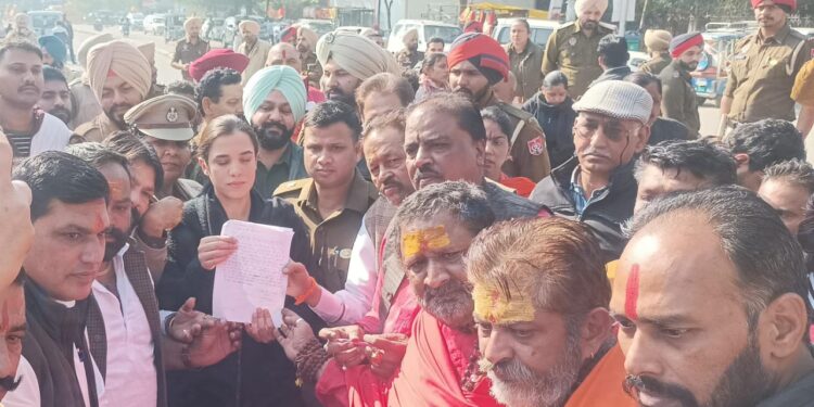 श्री काली माता मंदिर पटियाला मे बेअदबी को रोकने वाले मुख्य पुजारी जी सेवदारों को 5100 नगद इनाम देकर सन्मानित किया गया