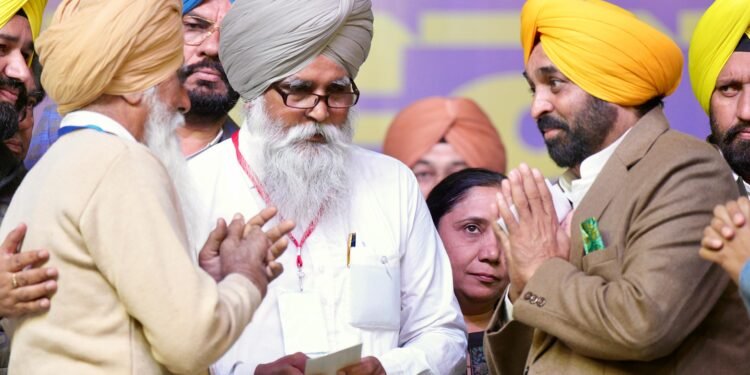 भगवंत मान और अरविन्द केजरीवाल ने शहीद अमरीक सिंह के परिवार को एक करोड़ रुपए की वित्तीय सहायता का चैक सौंपा