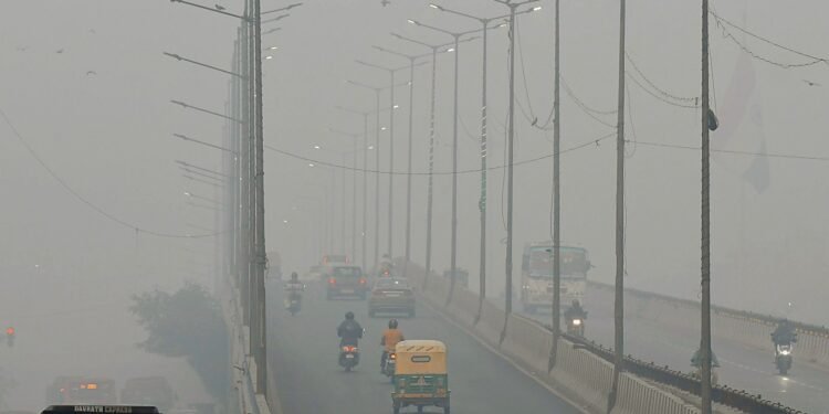 एयर ट्रैफिक पर भी कोहरे का असर, दिल्ली में 50 से ज्यादा फ्लाइट पर असर, सड़कों पर रेंग रही गाड़ियां-ट्रेनें भी लेट