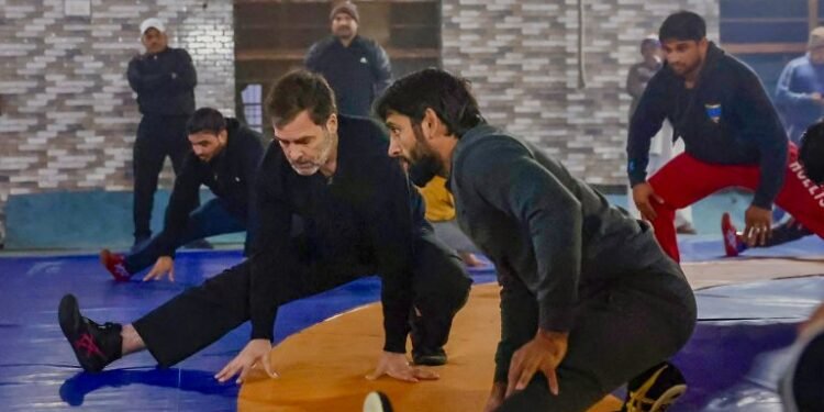 अखाड़े में उतरे राहुल गांधी, बजरंग पुनिया ने उठाकर… आप भी देखें पहलवान अवतार