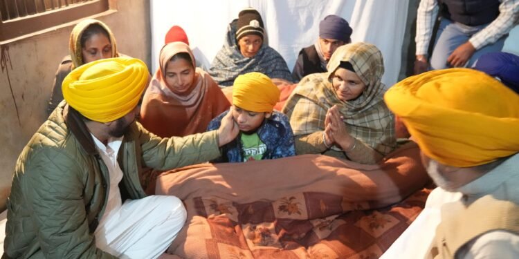 मुख्यमंत्री ने शहीद जसपाल सिंह के परिवार को एक करोड़ रुपए की वित्तीय सहायता का चैक सौंपा