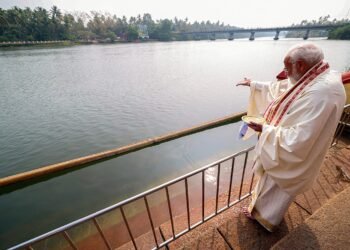 क्या आपने एसपीजी कमांडो को धोती कुर्ते में देखा है। गुरुवायूर मंदिर जाने के दौरान पीएम मोदी की यह तस्वीर वायरल हो रही है