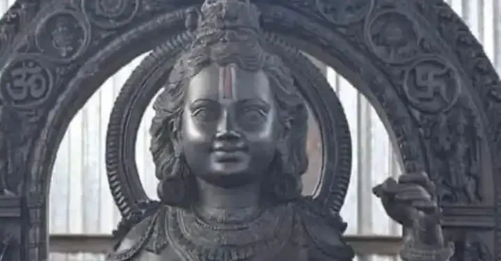 रामलला की एक पूरी तस्वीर हमारे सामने आई, जिसमें एक मनोरम मुस्कान और एक चमकता हुआ चेहरा था।