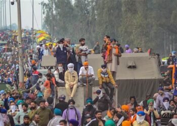 पंजाब-हरियाणा की शंभू सीमा पर पुलिस द्वारा पानी की बौछारें करने और रबर की गोलियां चलाने से कई प्रदर्शनकारी घायल हो गए.