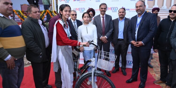 आरबीएल बैंक पटियाला में वंचित लड़कियों को साइकिल और स्कूल-किट वितरित करता है