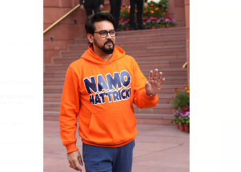 सूचना एवं प्रसारण मंत्री और युवा मामले एवं खेल मंत्री श्री अनुराग सिंह ठाकुर ने आज 17वीं लोकसभा के आखिरी दिन संसद भवन में एक अनूठी उपस्थिति दर्ज कराई।