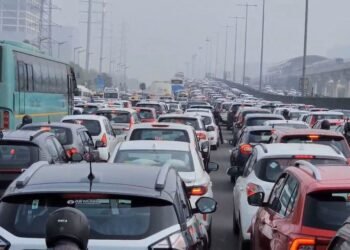 किसानों के चल रहे विरोध प्रदर्शन के कारण गुरुग्राम और दिल्ली में व्यापक यातायात जाम हो गया है, जिससे बड़ी बाधाएं पैदा हो रही हैं।