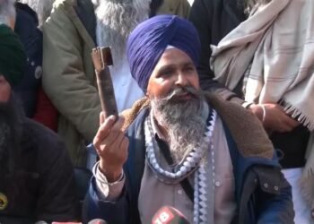 किसान नेता सरवन सिंह पंढेर का सुझाव है कि प्रधानमंत्री को चर्चा में शामिल होना चाहिए