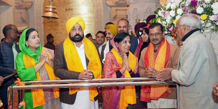 केजरीवाल और मान ने अयोध्या के राम मंदिर में श्रद्धांजलि अर्पित की।