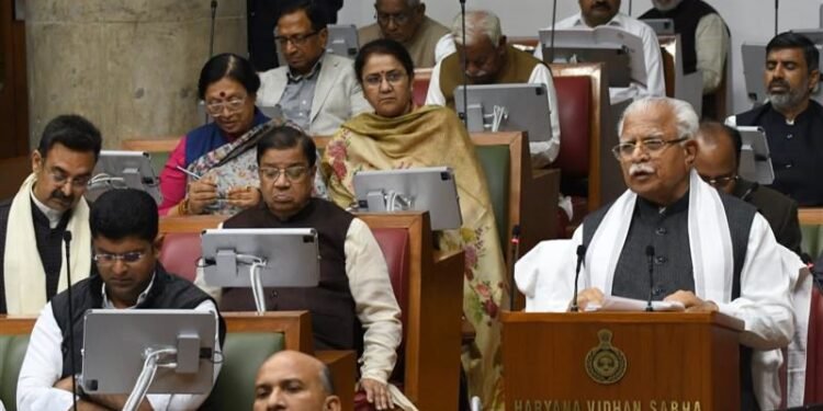 हरियाणा के मुख्यमंत्री खट्टर ने राज्य के 1.89 लाख करोड़ रुपये के बजट में किसानों द्वारा लिए गए ऋण पर ब्याज और जुर्माना माफ कर दिया है।