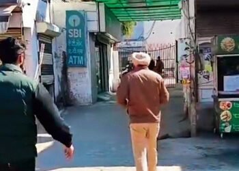 एक व्यक्ति ने बैंक परिसर में अतिक्रमण किया, डीवीआर लेकर भाग गया