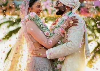 रकुल प्रीत सिंह तरूण ताहिलियानी द्वारा डिजाइन किए गए दुल्हन के लहंगे में चकाचौंध नजर आ रही हैं