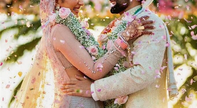 रकुल प्रीत सिंह तरूण ताहिलियानी द्वारा डिजाइन किए गए दुल्हन के लहंगे में चकाचौंध नजर आ रही हैं