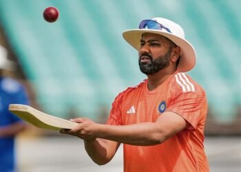 टीम में बदलाव के बाद ध्रुव चंद जुरेल और सरफराज खान भारत के लिए पदार्पण करने के लिए तैयार हैं। इस बीच, शुबमन गिल ने ट्रेनिंग छोड़ने का फैसला किया है।