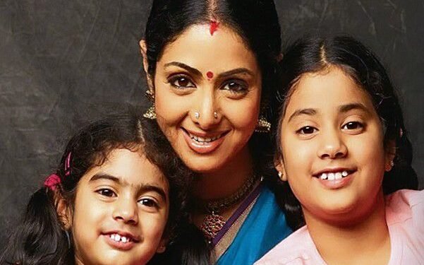 श्रीदेवी के निधन की सालगिरह पर, ख़ुशी कपूर ने एक मार्मिक तस्वीर साझा की है जो गहरी भावनाओं को उजागर करती है।