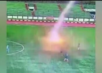 इंडोनेशिया में एक दोस्ताना फुटबॉल मैच के दौरान एक दुखद घटना घटी, जहां बिजली गिरने से एक खिलाड़ी की जान चली गई. इस दुर्भाग्यपूर्ण घटना का चौंकाने वाला वीडियो वायरल हो गया है, जिसने दर्शकों को आश्चर्यचकित कर दिया है।