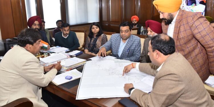 चंडीगढ़ में तीन विभागों के उच्च अधिकारियों के साथ की मीटिंग