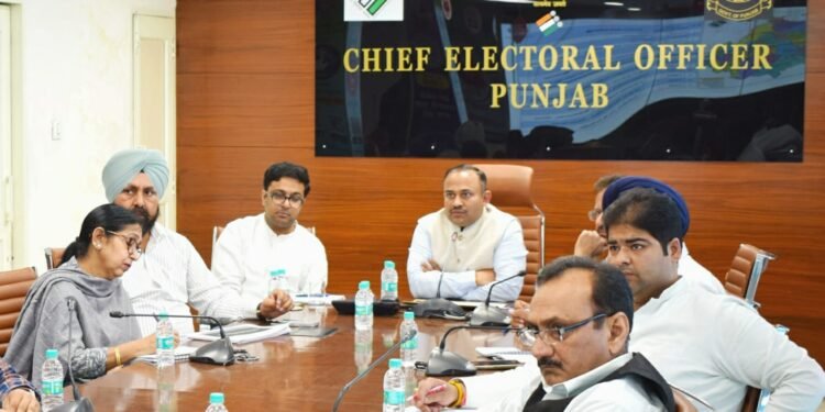 पंजाब के मुख्य चुनाव अधिकारी द्वारा राजनैतिक पार्टियों के प्रतिनिधियों के साथ मीटिंग