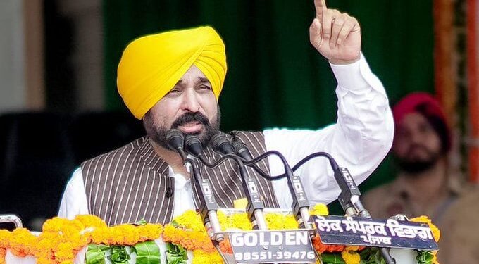 पंजाब के मुख्यमंत्री भगवंत मान यह आश्वासन देते हुए दिल्ली के लिए रवाना हुए कि आम आदमी पार्टी मजबूती से उनका समर्थन करेगी।