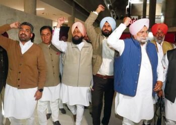 पंजाब की राजनीति में दो प्रमुख हस्तियों के बीच तीखी जुबानी जंग से तनाव बढ़ गया।