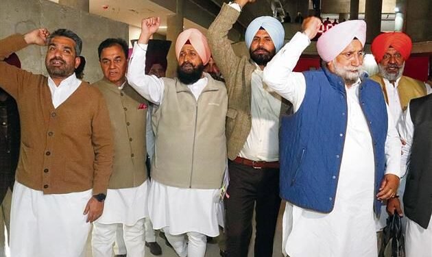 पंजाब की राजनीति में दो प्रमुख हस्तियों के बीच तीखी जुबानी जंग से तनाव बढ़ गया।