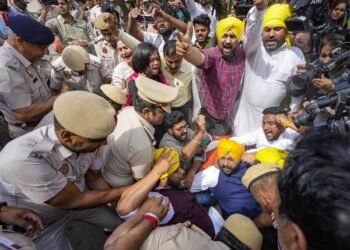 पंजाब के मंत्री हरजोत बैंस को कई अन्य पार्टी कार्यकर्ताओं के साथ पटेल चौक मेट्रो स्टेशन के बाहर पकड़ा गया।