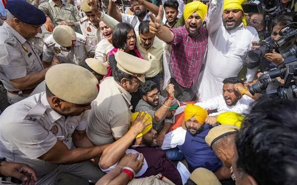 पंजाब के मंत्री हरजोत बैंस को कई अन्य पार्टी कार्यकर्ताओं के साथ पटेल चौक मेट्रो स्टेशन के बाहर पकड़ा गया।