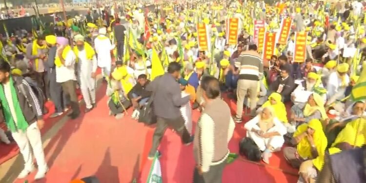 रामलीला मैदान में किसानों का जमावड़ा होने वाला है, जिसके चलते मध्य दिल्ली में पुलिस की तैनाती की गई है।