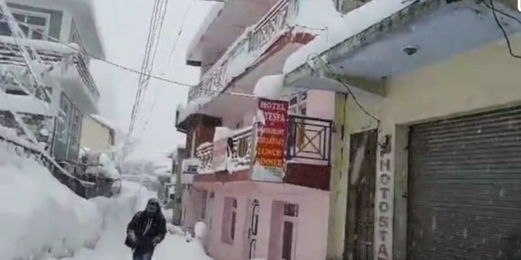 उत्तर भारत में बारिश हो रही है, जिसके परिणामस्वरूप हालिया बर्फबारी के कारण मनाली-लेह राजमार्ग बंद हो गया है।