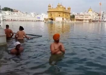 पंजाब और हरियाणा बैसाखी त्योहार के दौरान गुरुद्वारों में प्रार्थना करने के लिए इकट्ठा होते हैं।