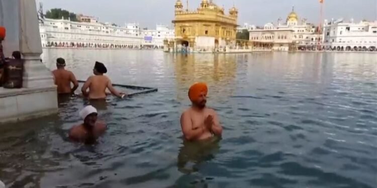 पंजाब और हरियाणा बैसाखी त्योहार के दौरान गुरुद्वारों में प्रार्थना करने के लिए इकट्ठा होते हैं।