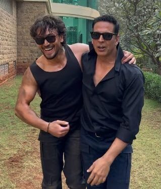 टाइगर श्रॉफ के अप्रैल फूल्स डे मजाक के कारण अक्षय कुमार फ़िज़ी पेय में भीग गए।
