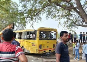 एक दर्दनाक हादसे में पांच छात्रों की जान चली गई।