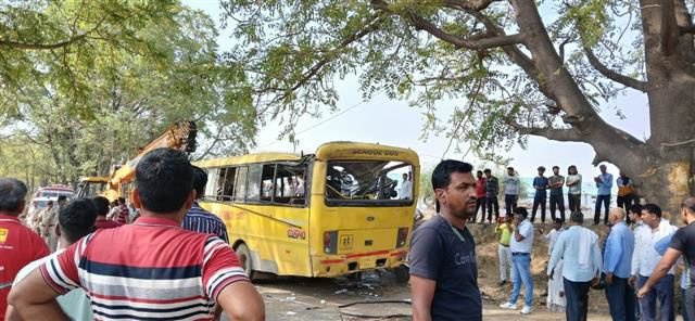 एक दर्दनाक हादसे में पांच छात्रों की जान चली गई।