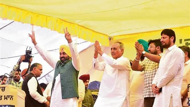 पंजाब के मुख्यमंत्री शक्तिहीन प्रतीत होने वाले सनी देओल का उपहास करते हैं और गुरदासपुर जिले में कलसी के अभियान की शुरुआत करते हैं।
