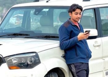 पंजाब के बठिंडा के 11वीं कक्षा के छात्र की तेज रफ्तार कार पेड़ से टकरा गई।