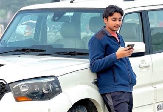 पंजाब के बठिंडा के 11वीं कक्षा के छात्र की तेज रफ्तार कार पेड़ से टकरा गई।
