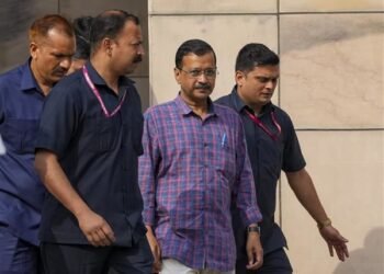 एक्साइज पॉलिसी से जुड़े एक मामले के चलते अरविंद केजरीवाल कोर्ट में पेश हुए.